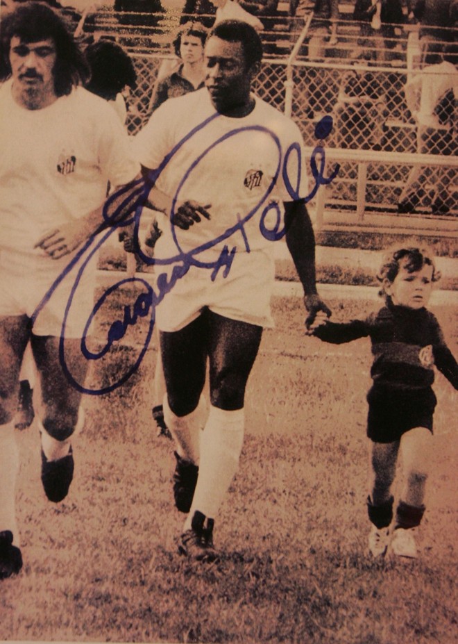 Tobias de Macedo, aos dois anos, entra no gramado do Alto da Glória com Pelé... | 