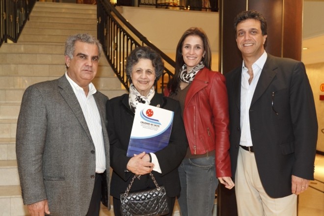 A artista plástica Jacyra Abujamra (com a bolsa nas mãos), viúva do empresário Alberto Abujamra, sua nora Astrid Abujamra e o filho José Maria, diretor-presidente da Rede de Hotéis Mabu, com o prefeito de Cruzeiro do Oeste, Valter Pereira Rocha (à esq.). Ele veio trazer o decreto que dá o nome do fundador da rede a uma das ruas da cidade | 