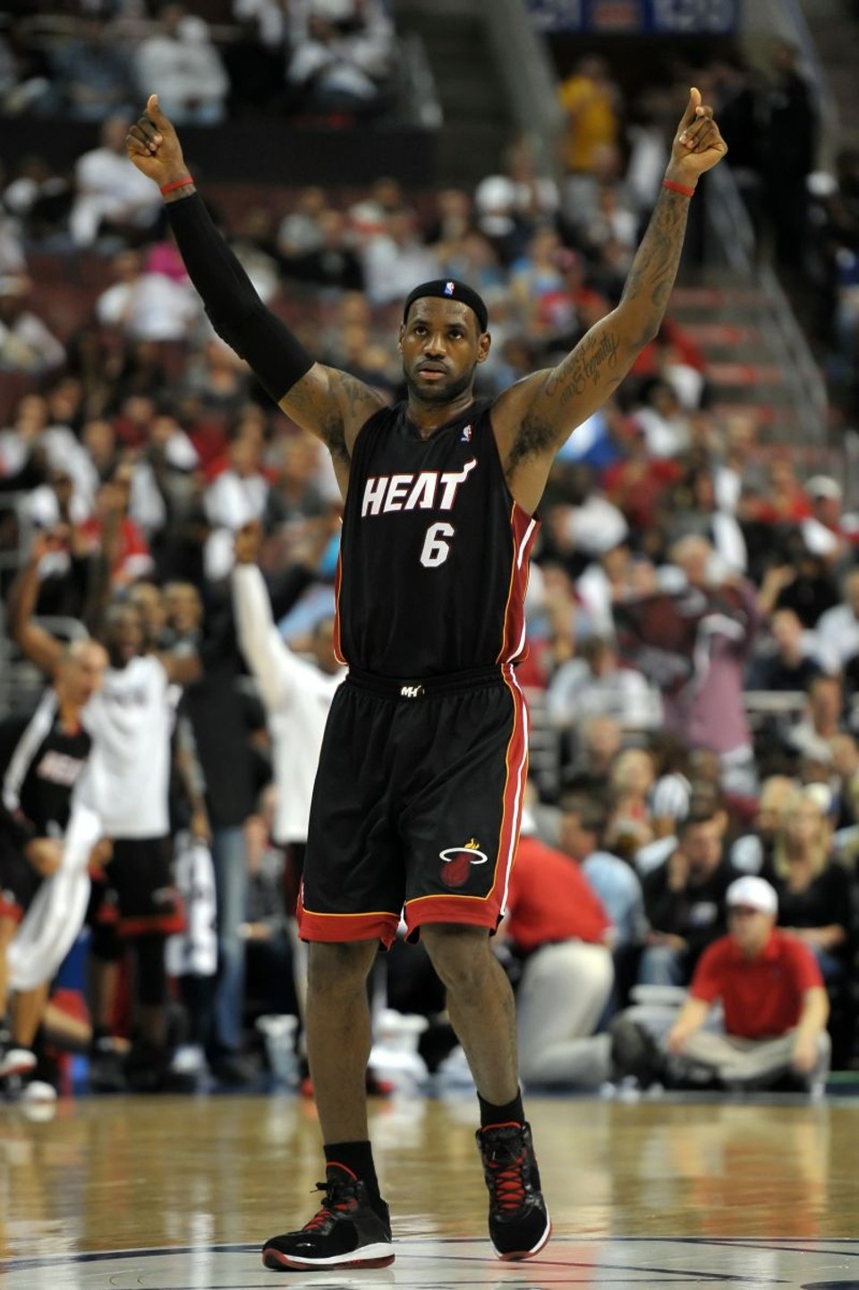 Hoje na TV Destaque -Na primeira rodada, o Miami Heat, promessa de sensação na NBA, tropeçou. A equipe capitaneada por LeBron James (foto) foi derrotada pelo poderoso Boston Celtics, que além de ter um elenco à altura do rival ainda leva vantagem no maior entrosamento dentro de quadra. A derrota foi por 88 a 80. Na partida seguinte, quarta-feira à noite, o remontado time da Flórida superou com facilidade o Philadelphia 76ers, por 97 a 87. Hoje, o Heat faz sua primeira partida em casa na temporada e contra um adversário forte, o Orlando Magic, que tem tudo para engrossar o caldo para o anfitrião. Duelo de primeira. | Drew Hallowell/ AFP