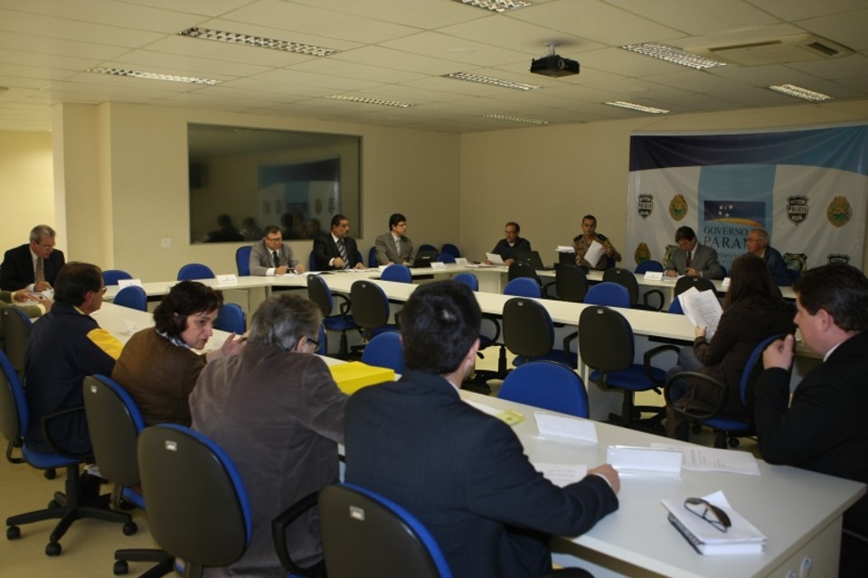 Conselhos não mobilizam o povo Reunião do Conselho Estadual de Segurança Pública para aprovação do regimento interno, primeiro passo para a entidade existir oficialmente: participação zero da população na discussão das políticas de combate à criminalidade | Aniele Nascimento/Gazeta do Povo