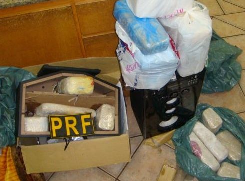 Policiais rodoviários desconfiaram do peso dos aparelhos de som durante uma fiscalização e resolveram desmontá-los |