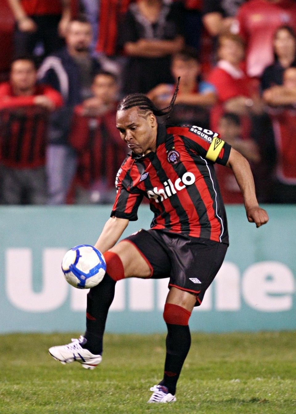 Claiton revê o Caldeirão e espera chance Claiton domina a bola no confronto com o Goiás, seu reencontro com a Baixada | Albari Rosa/Gazeta do Povo