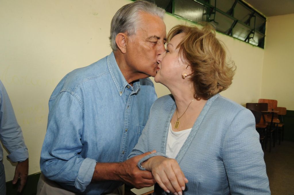 O beijo de Joaquim Roriz na mulher, Weslian, que promete amor e carinho no governo | Minervino Júnior/ Jornal de Brasília