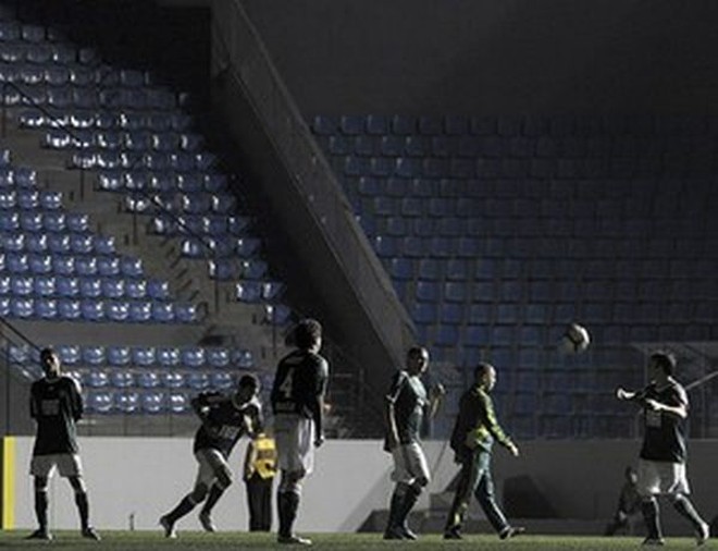 Palmeirenses se aquecem durante apagão na Arena Barueri | 