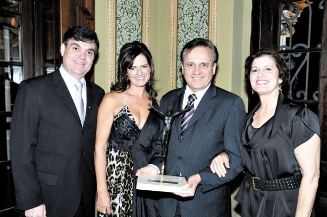 O economista e reitor da Universidade Positivo, José Pio Martins (à dir.), recebeu o troféu 
