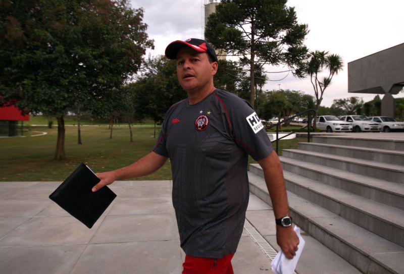 Leandro Niehues conhece como pouco o elenco do Furacão | Rodolfo Buhrer / Gazeta do Povo