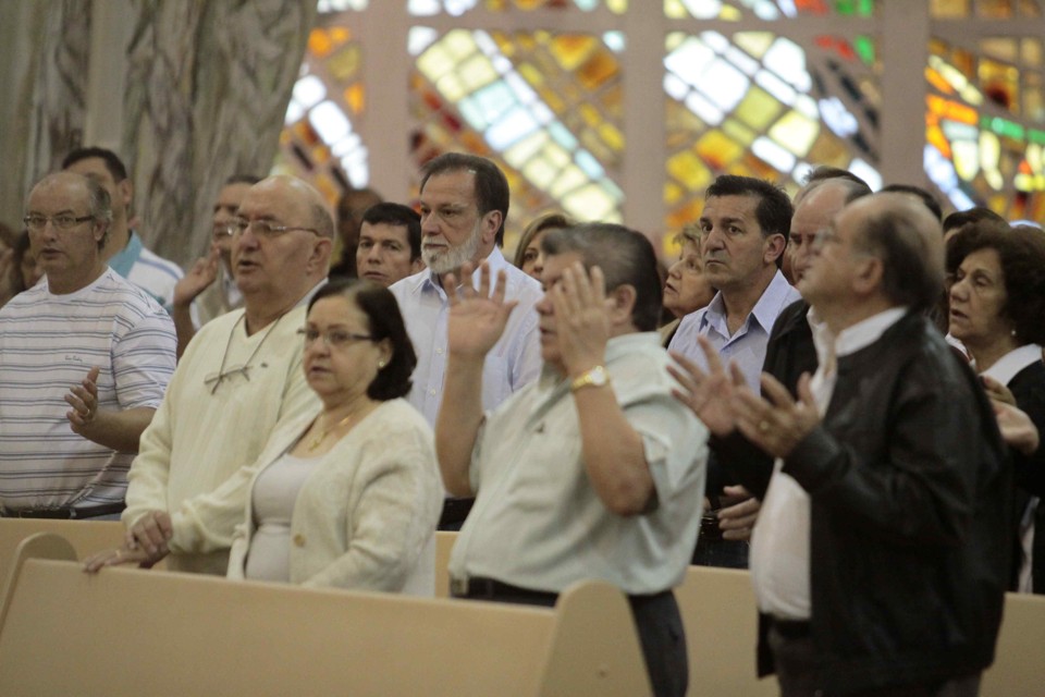Antes de votar, Osmar Dias acompanhou missa na Catedral Basílica de Maringá | Ivan Amorin/Gazeta do Povo