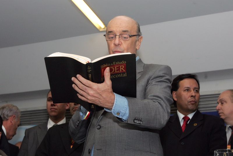 Serra ganhou uma Bíblia em encontro com evangélicos em Foz e disse que o projeto 122 permitirá que igrejas sejam perseguidas | Christian Rizzi /Agência de Notícias Gazeta do Povo