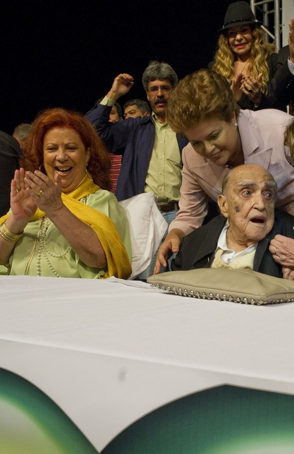 Dilma durante a cerimônia em que recebeu o apoio de artistas e intelectuais, no Rio: arquiteto Oscar Niemeyer foi aplaudido quando chegou ao evento | Nacho Doce / Reuters