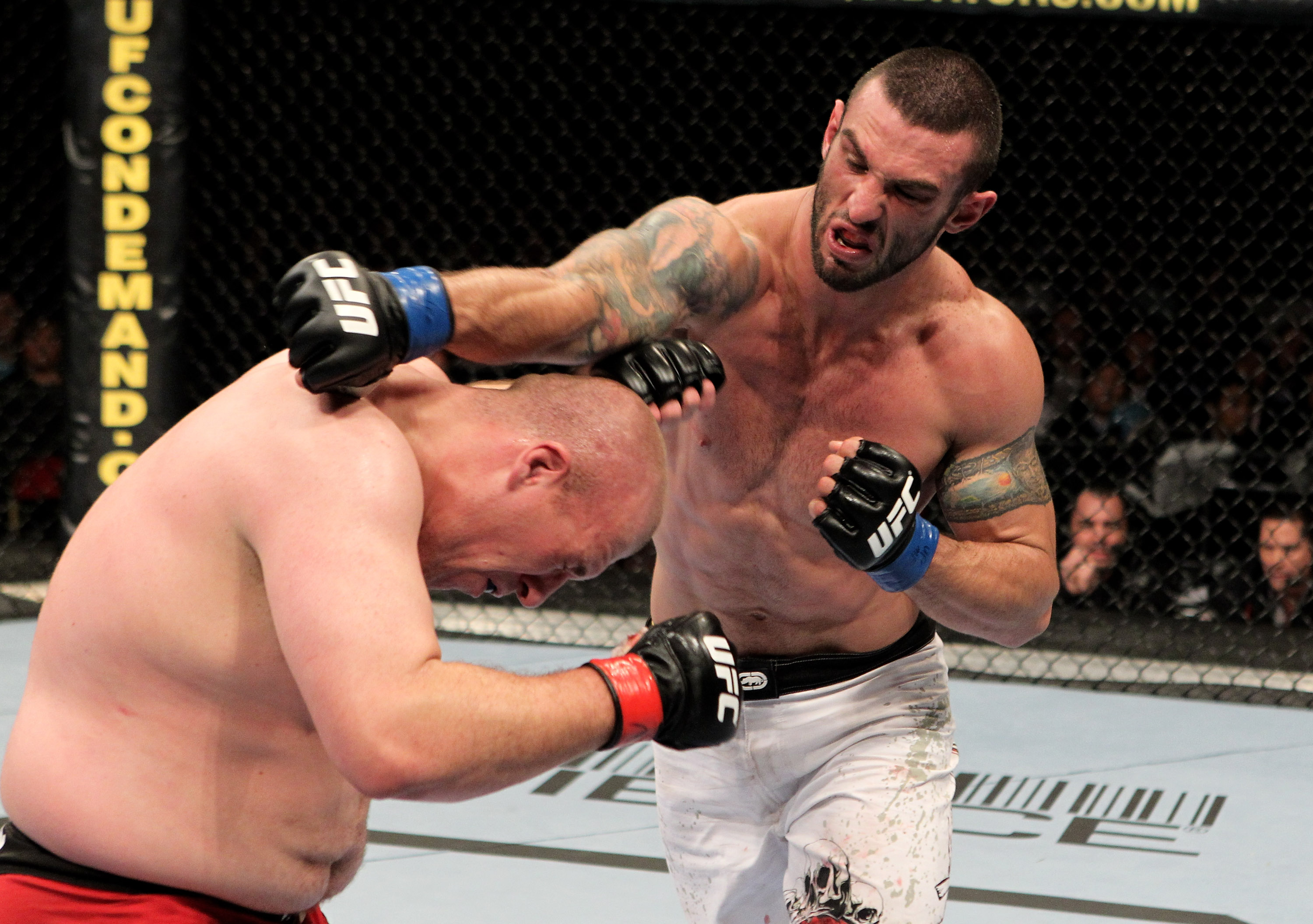 Spartan (d) não conseguiu derrotar o inglês Rob Broughton em sua estreia no Ultimate Fighting Championship | Divulgação / UFC