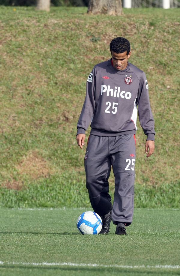 O atacante Bruno Mineiro, que volta ao time, tem o costume de marcar gols nos minutos derradeiros | Hedeson Alves/ Gazeta do Povo