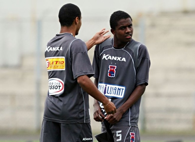 Henrique dá o tradicional peteleco na orelha de Kelvin: garotos vão conquistando espaço no Tricolor | Albari Rosa/ Gazeta do Povo