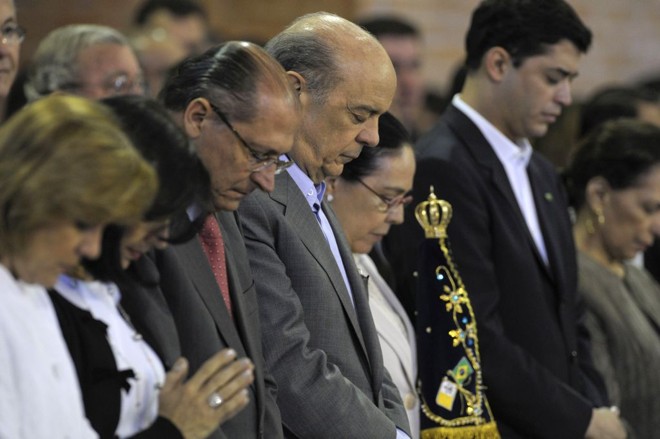 Serra na missa em Aparecida, no Dia da Padroeira: imagem de religioso |