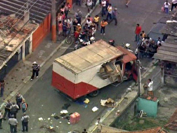 Caminhão que atingiu crianças na Zona Norte de SP. | Reprodução/TV Globo