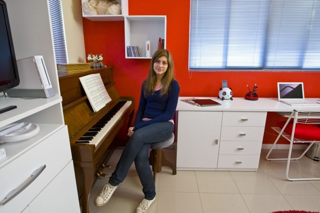 No quarto de Priscila Crivelli, de 18 anos, o vermelho da parede dá toque jovial e a decoração revela toda sua personalidade |