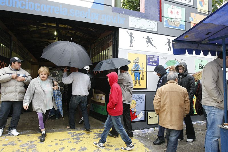 Colégio Leôncio Correia, em Curitiba, teve movimento intenso, sujeira e filas | Marcelo Elias / Agência de Notícias Gazeta do Povo