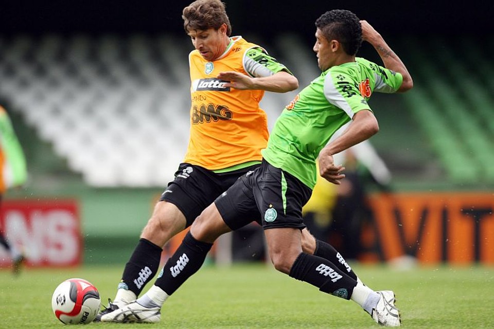 Coxa enfrenta o Vila Nova e a ansiedade Tcheco é o mais cotado para jogar no lugar do suspenso Leandro Donizete | Albari Rosa / Agência de Notícias Gazeta do Povo
