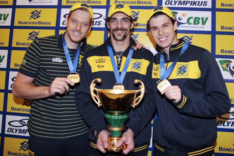 Entre Murilo e Bruninho, Giba mostra troféu do campeonato mundial | Gaspar Nóbrega / VIPCOMM