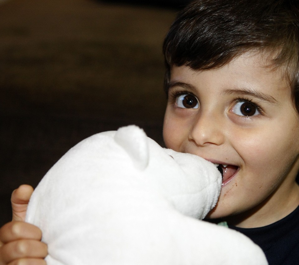 Proteção dentro do prato Arthur, de 3 anos: mãe deixa o filho brincar à vontade no chão, grama ou areia | Priscila Forone/Gazeta do Povo