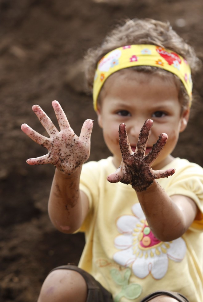 Joana de Campos: pais liberam brincadeiras sem medo de prejudicar a saúde da menina |