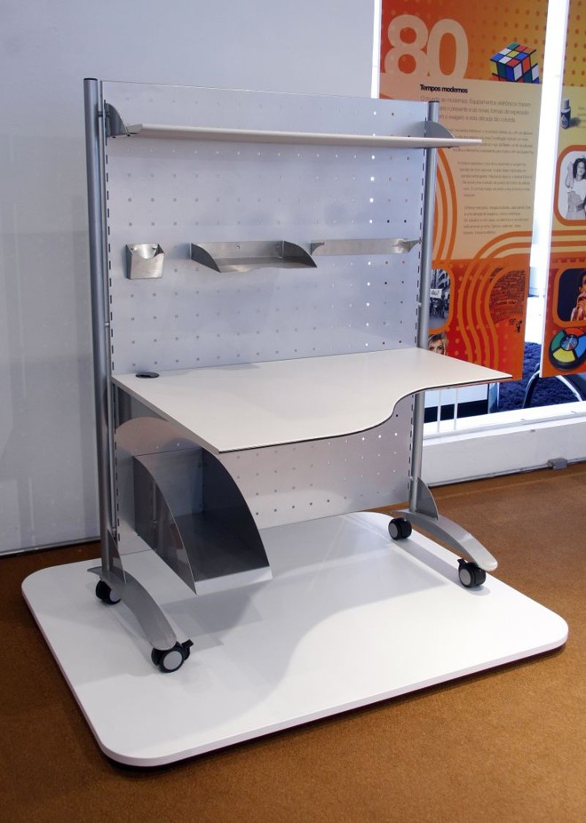 Mobildesk, de 1999, da Flexiv: tampo maior para acomodar a tela do PC | 