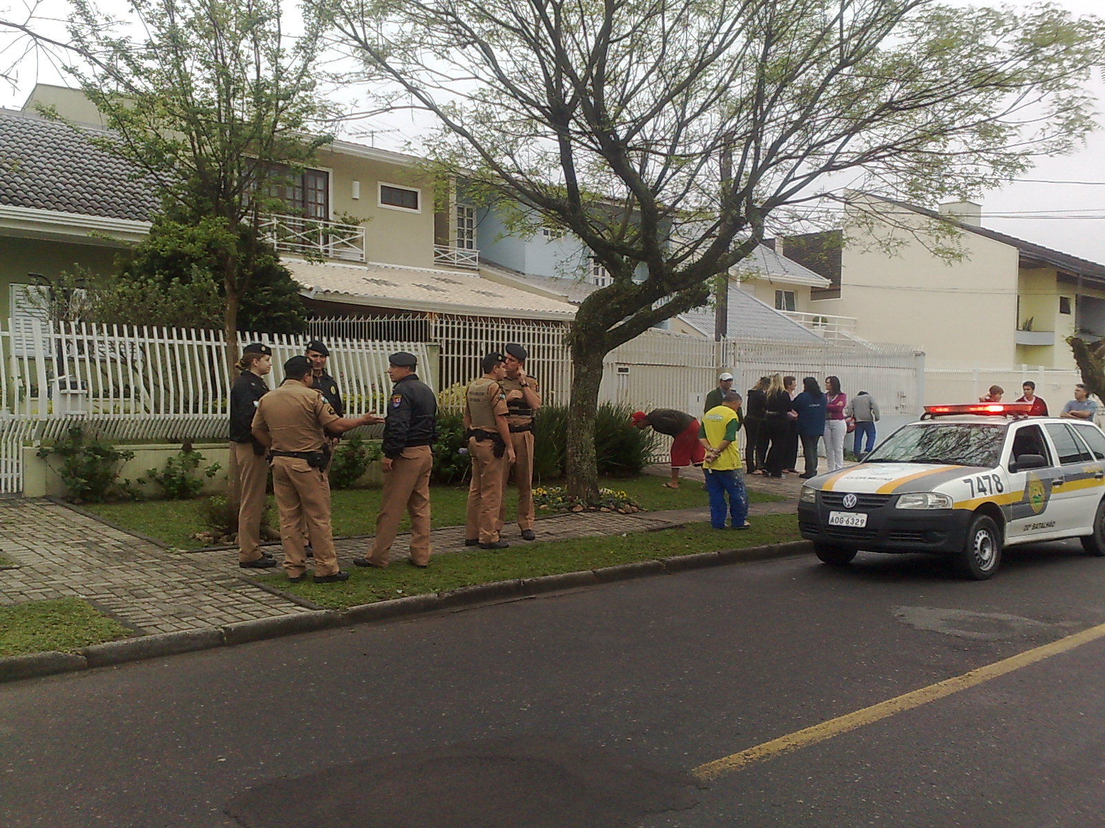 Jovem foi baleado na rua, em plena luz do dia | Felippe Aníbal/ Gazeta do Povo