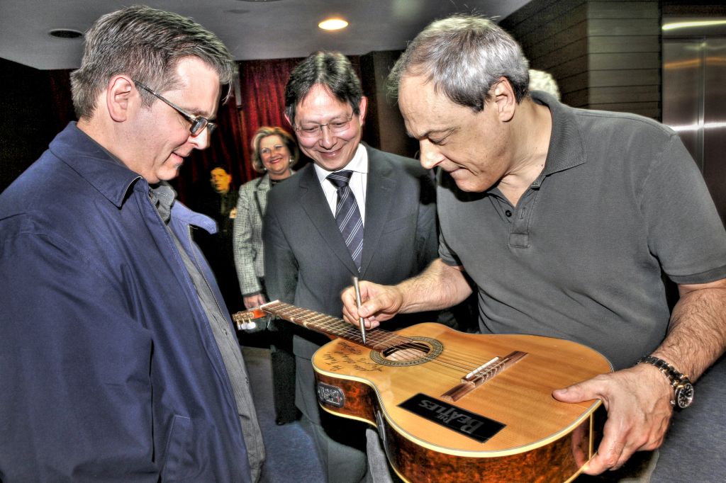 Após o show patrocinado pela Unimed Curitiba na última sexta-feira, no Teatro Positivo, o cantor e compositor Toquinho autografou o violão do cirurgião-dentista Fábio Zardo(à esq.), observado pelo diretor-presidente da cooperativa, Sergio Ioshii. O show marcou o início das comemorações pelo Mês do Médico, promovido pela Unimed Curitiba | Guilherme Pupo