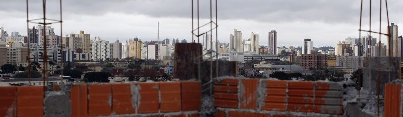 Estima-se que em 2010 sejam liberadas para construção cerca de 33 mil unidades habitacionais em Curitiba | Albari Rosa/ Gazeta do Povo