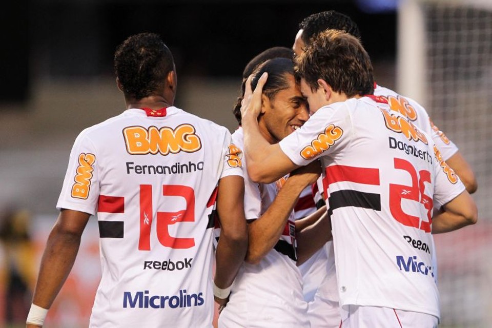 São Paulo 4 X Santos 3 Dagoberto comemora um dos dois gols de cabeça que fez na vitória sobre o Peixe | Wagner Carmo/Vipcomm
