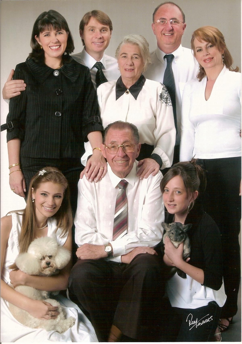 Averaldo Rodrigues cercado pela família: sete anos em tratamento por causa de um câncer de fígado que o levou em agosto | Ruy Tavares