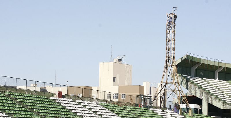 Refletores do Couto Pereira estavam neste estágio na metade de agosto | Hugo Harada / Agência de Notícias Gazeta do Povo