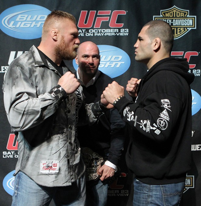 Dana White (c), presidente do UFC, observa os lutadores de um dos combates mais esperados de 2010 |