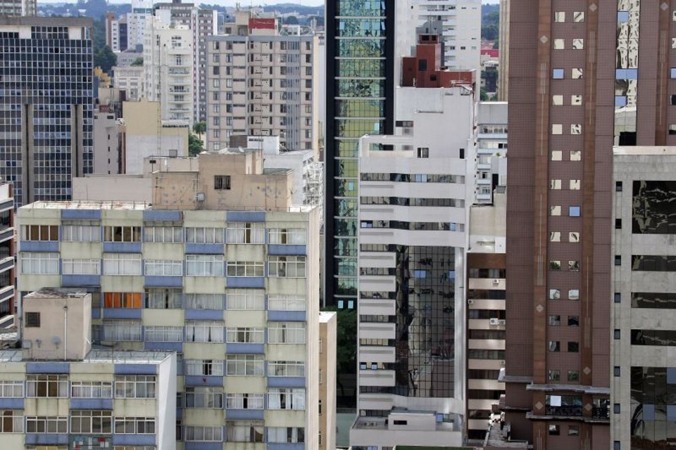 IPTU e IPVA ficam estáveis em 2011 Vista aérea de prédios em Curitiba: valor do IPTU terá desconto de 6% para quem pagar antecipadamente | Daniel Castellano/ Gazeta do Povo