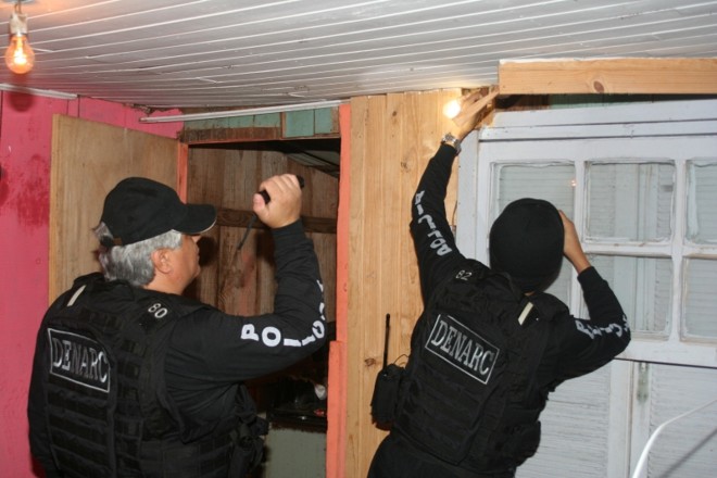 Revista em uma das casas onde um suspeito foi preso: ao todo, a operação apreendeu 12 toneladas de maconha | 