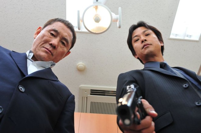 Takeshi Kitano (a direita) dirige e estrela o policial Outrage: adorado por Tarantino |