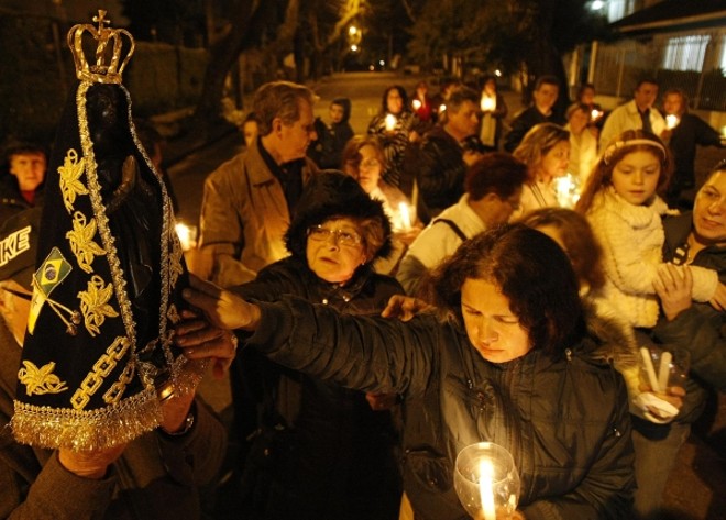 A Procissão Luminosa percorreu as ruas do bairro Seminário, em Curitiba | 