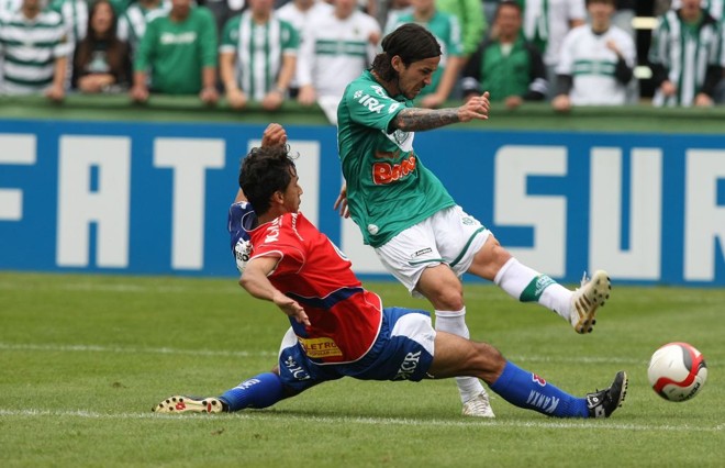Em um lance que simboliza bem a partida, o zagueiro paranista Alessandro Lopes trava o meia coxa-branca Enrico. Tricolor optou pela marcação e conseguiu segurar o líder Coritiba no Couto Pereira | 