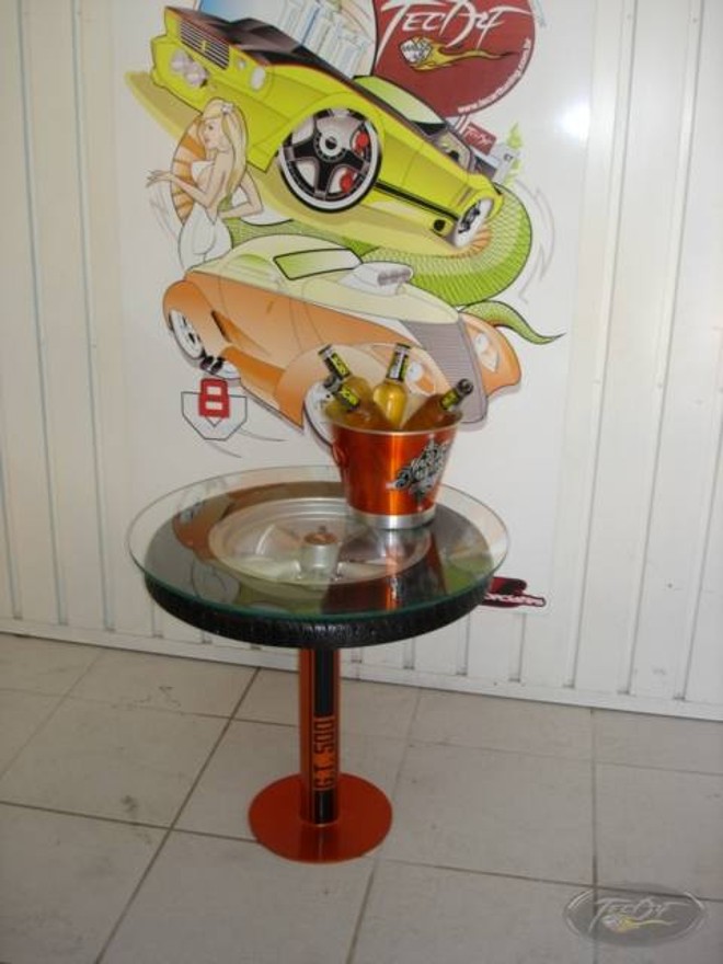 Mesa de centro ou de canto imita a roda do Mustang |