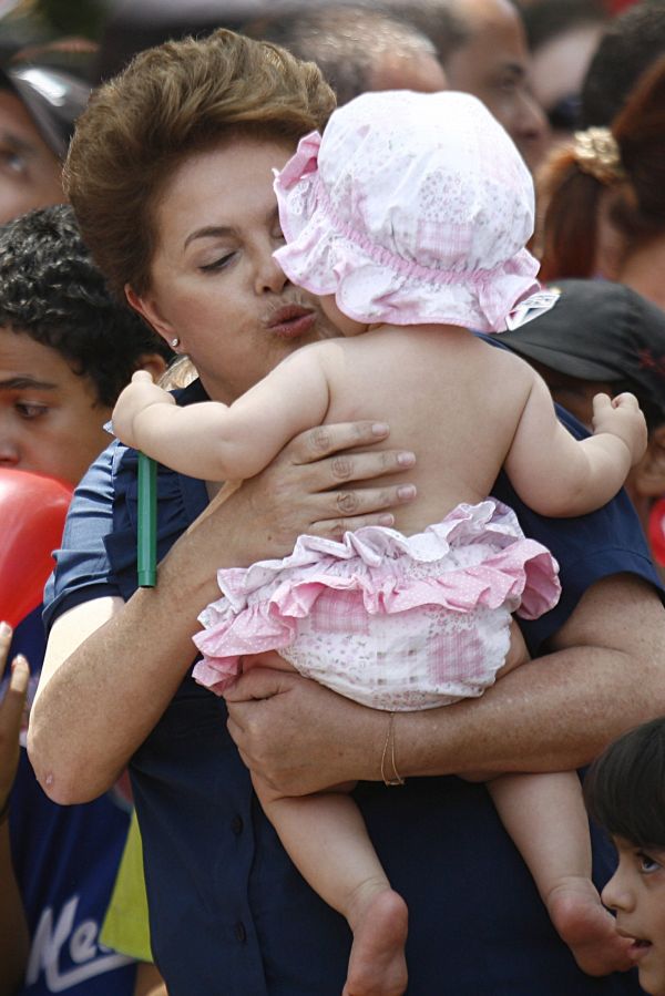 Dilma beija bebê no Dia da Criança: hoje ela tem encontro com evangélicos | Ueslei Marcelino/Reuters