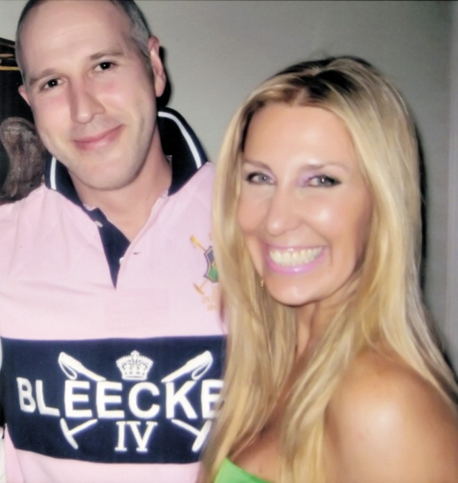 CUMPRIMENTOS CIRCULANDO PARA LOUISE -A empresária e designer de moda Louise Alves recebendo cumprimentos por mais um aniversário, que foi comemorado no mês de setembro. Na foto, Louise acompanhada do psiquiatra Antonio Jacobson Alves |