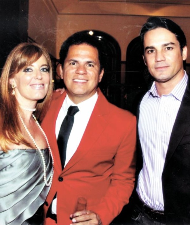 O artista plástico Romero Britto, entre os amigos Danielle Thomasi e Rodrigo Santos, teve seu aniversário comemorado na monumental mansão de Lilibeth Monteiro de Carvalho, em Santa Tereza, Rio de Janeiro | 