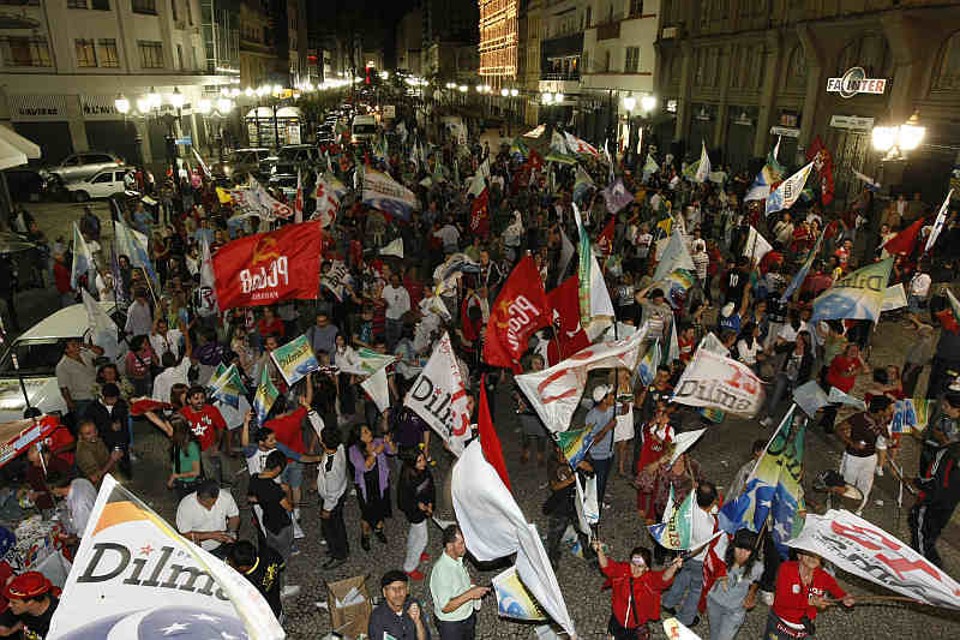 Cerca de 200 pessoas participaram da manifestação. O sentimento entre os eleitores na comemoração era de tranquilidade | Marcelo Elias/Gazeta do Povo