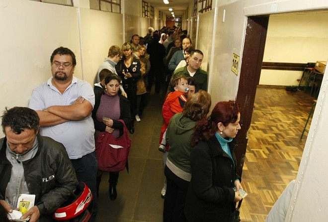 Filas muito grandes no maior colégio elitoral de Curitiba |