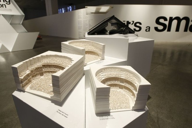 A estrutura do Teatro Real Dinamarquês foi construída com tijolos artesanais de cerâmica, provando que obras de alta tecnologia podem ser inspiradas nas tradições, atitude considerada sustentável pelos dinamarqueses | 