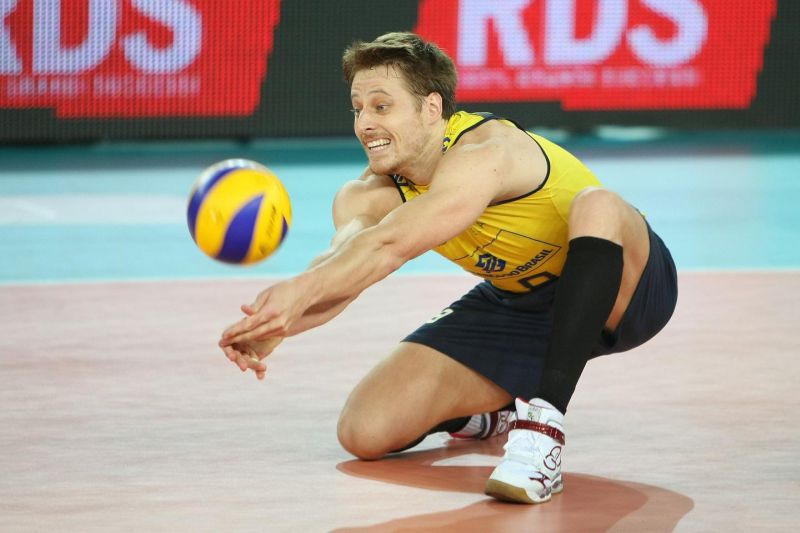 O atacante Murilo, um dos destaques da seleção brasileira no Mundial da Itália, treina para o clássico desta tarde em Roma | FIVB