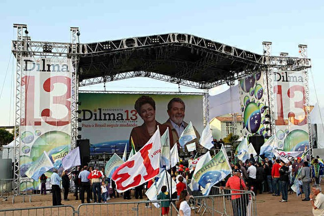 Por volta das 18 horas, o público começava a chegar à praça União, na Cidade Industrial, em Curitiba |