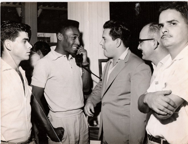 Pelé concede entrevista ao radialista José Maria de Brito, em Londrina... | 