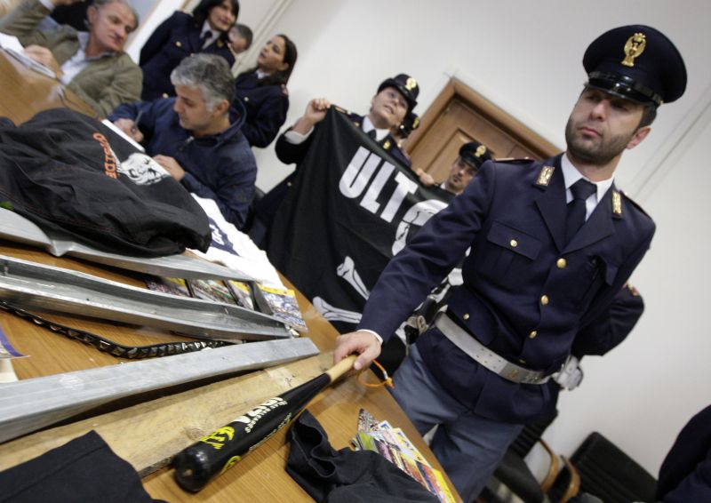 Policiais italianos mostram material "de guerra" apreendido com torcedores napolitanos | Carlos Hermann / AFP