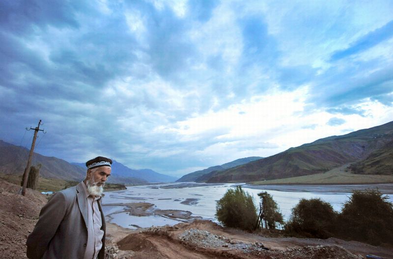 Uma Criança Abandonada à Beira do Rio: a história nos é contada pelos olhos de Hakim-ata, um senhor de 70 anos | Divulgação