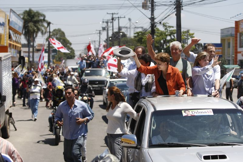 Dilma Rousseff na carreata em Pinhais: motorista foi multado por trafegar sobre a área destinadas a pedestres | Jonathan Campos / Gazeta do Povo